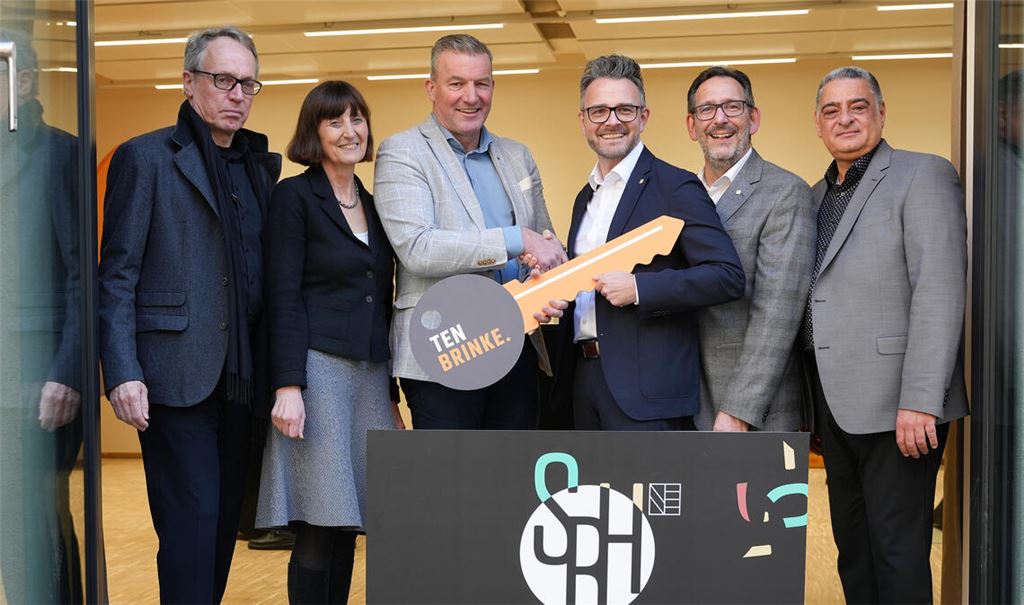 Architekt Jens Wittfoht, die städtische Projektleiterin Andrea Hermesmeier, Geschäftsführer Wim Ten Brinke, OB Peter Boch, Baubürgermeister Tobias Volle und der Projektleiter des Unternehmens Ten Brinke, Ihab Mousa (v.li.), bei der Schlüsselübergabe für das erste Gebäude der Schlossberghöfe. Foto: Stadt Pforzheim/Teucher