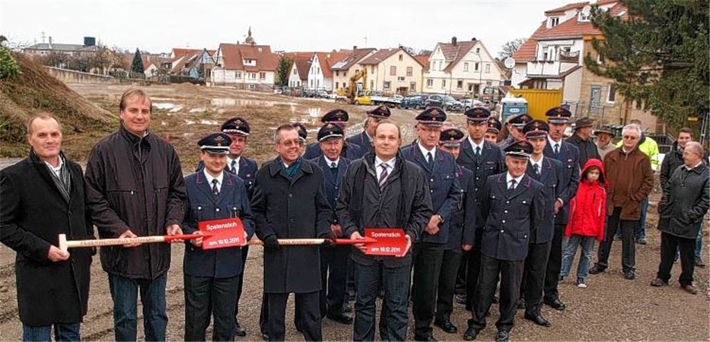 Architekt Martin Entenmann, Bürgermeister Heinz-Peter Hopp, Kommandant Markus Haberstroh, Landrat-Vize Wolfgang Herz und Kreisbrandmeister Christian Spielvogel (vorne v.li.) greifen symbolisch zum Spaten. Die mit dem Datum des Baustarts versehenen Werkzeuge sollen später im neuen Feuerwehrhaus an den Auftakt des Projekts erinnern.