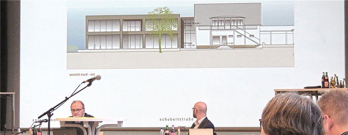 Baupreissteigerung wirkt sich massiv aus Architekt Martin Entenmann (li.) präsentiert die Entwurfsplanung für die Erweiterung des Kindergartens Esselbachstraße. Foto: Becker