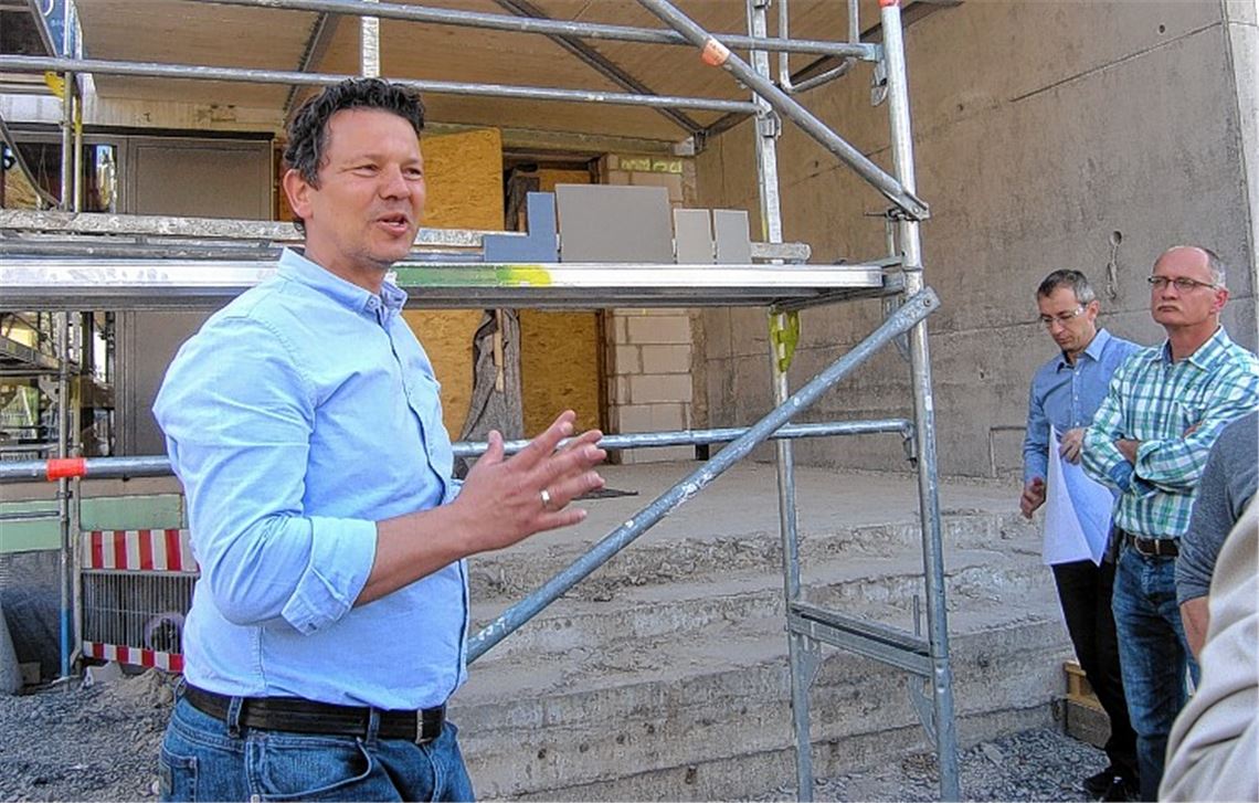 Architekt Patric Göhner (li.) hat verschiedene Farbmuster bereitgestellt. Die größere Platte in der Mitte stößt auf allgemeine Zustimmung.