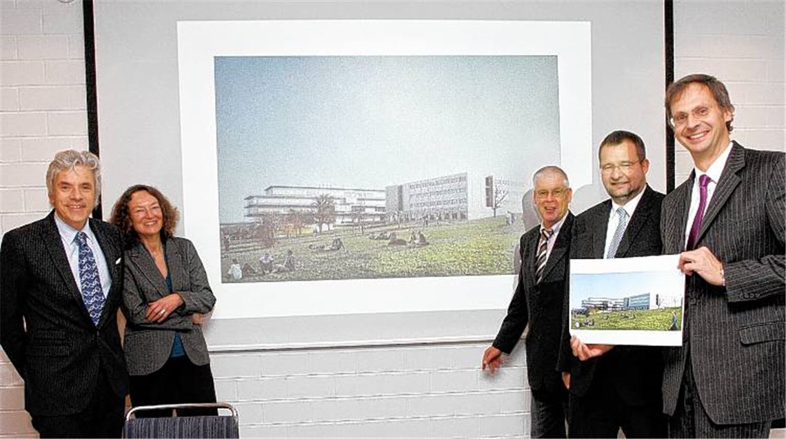 Architekt Peter Werner Schmidt, Pia Riegert-Matt von der Landesbehörde Vermögen und Bau Baden-Württemberg, Amt Pforzheim, Wolfgang Hohl, Kanzler der Hochschule, Pforzheims Oberbürgermeister Gert Hager und Professor Dr. Martin Erhardt, Rektor der Hochschule (v. li.), stellen den geplanten Erweiterungsbau für die Fakultät für Technik vor. 