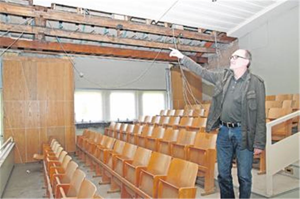 Architekt Thomas Buck zeigt von der bestuhlten Empore aus zur Decke, wo unter anderem die neue Belüftungsanlage eingebaut wird. Foto: Sadler