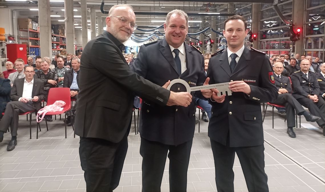 Architekt Tim Feigenbutz (v.li) übergibt den Schlüssel zur neuen Feuerwache an Gesamtkommandant Matthias Donath und Abteilungskommandant Jannis Martzios.Fotos: Deeg