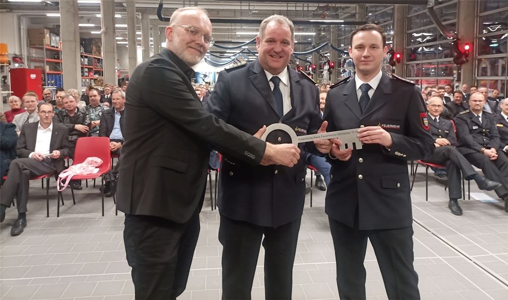 Architekt Tim Feigenbutz (v.li) übergibt den Schlüssel zur neuen Feuerwache an Gesamtkommandant Matthias Donath und Abteilungskommandant Jannis Martzios.Fotos: Deeg