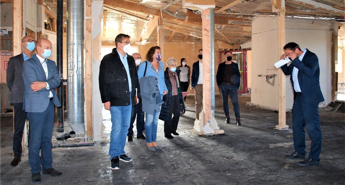 Architekt Ulrich Jung (re.) erläutert der Besuchergruppe die umfangreichen Abbrucharbeiten am nachträglich aufgestockten Dachgeschoss. Von links: Johanneshaus-Geschäftsführer Michael Blank, der Landtagsabgeordnete und Gemeinderat Professor Dr. Erik Schweickert und Niefern-Öschelbronns Bürgermeisterin Birgit Förster. Fotos: Filitz