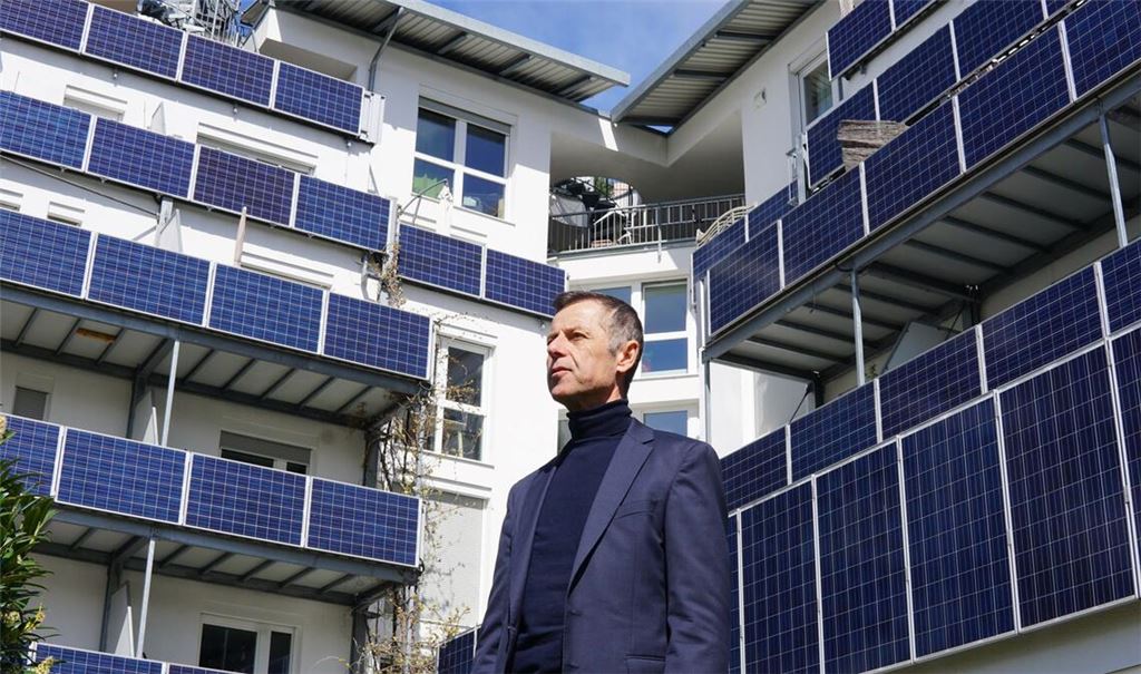 Architekt Wolfgang Frey (62) vor dem energieeffizienten „Green House“ in Freiburg im Breisgau.