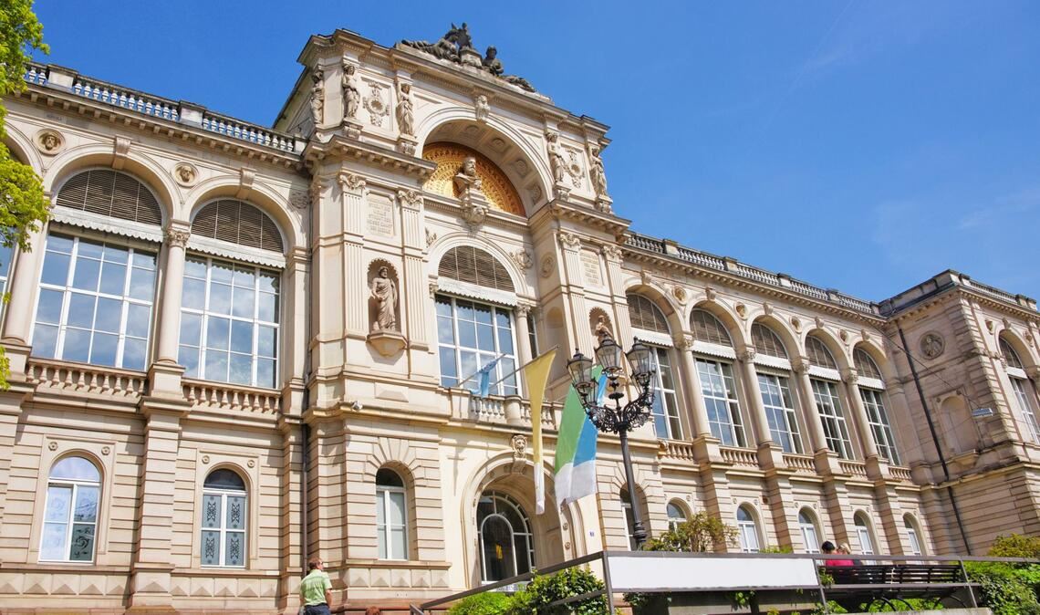 Architektonisch und historisches bedeutendes Thermalbad im Land – das Friedrichsbad (Römerplatz 1, 76530 Baden-Baden), entworfen wurde es ausnahmsweise nicht von  Stuttgarter Architekten, sondern von Karl Dernfeld, 1831 in Gerlachsheim geboren und 1879 in Baden-Baden gestorben. Öffnungszeiten sind täglich ab 9 Uhr. Mittwochs und samstags nur mit  Badebekleidung, alle anderen Tage textilfrei. Eintritt ist ab 14 Jahren möglich (und unter 18 Jahren nur mit Begleitung Erwachsener).