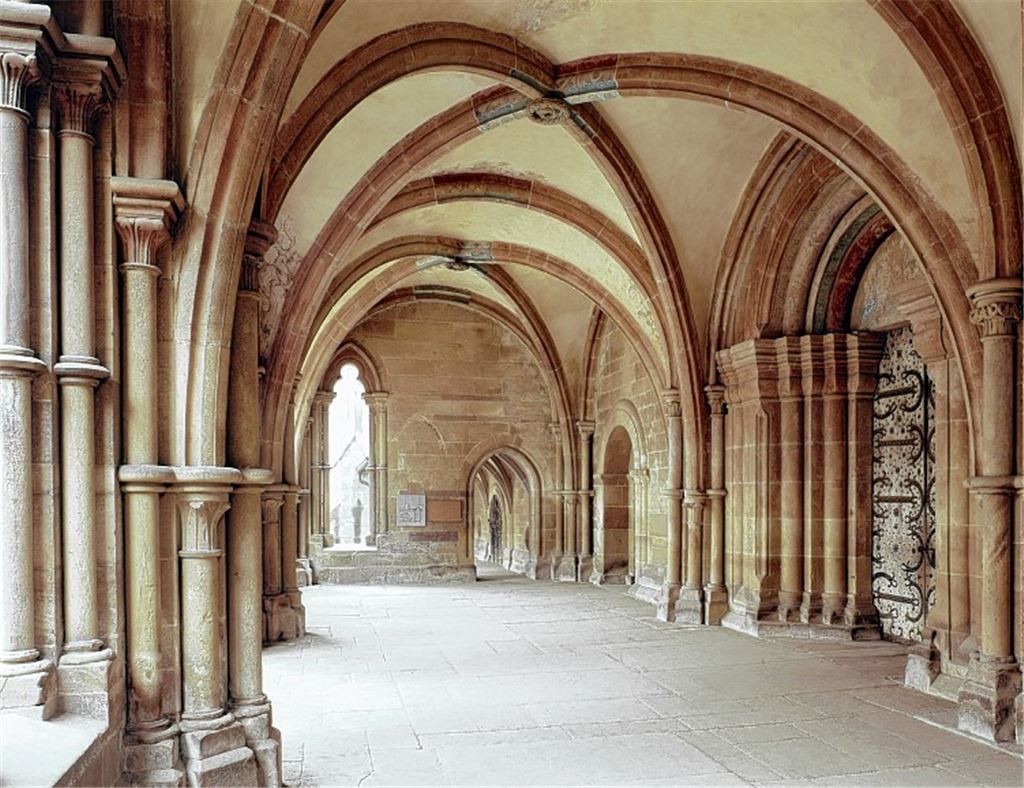 Architektonische Kostbarkeit: das Paradies der Klosterkirche Maulbronn.ssg