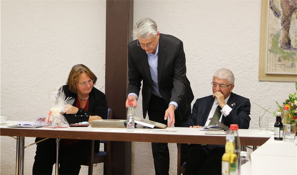 Archivar Martin Ehlers (Mitte) vermittelt Kultusministerin Schopper einen Eindruck von der Arbeit im Maulbronner Institut. Foto: Willimek