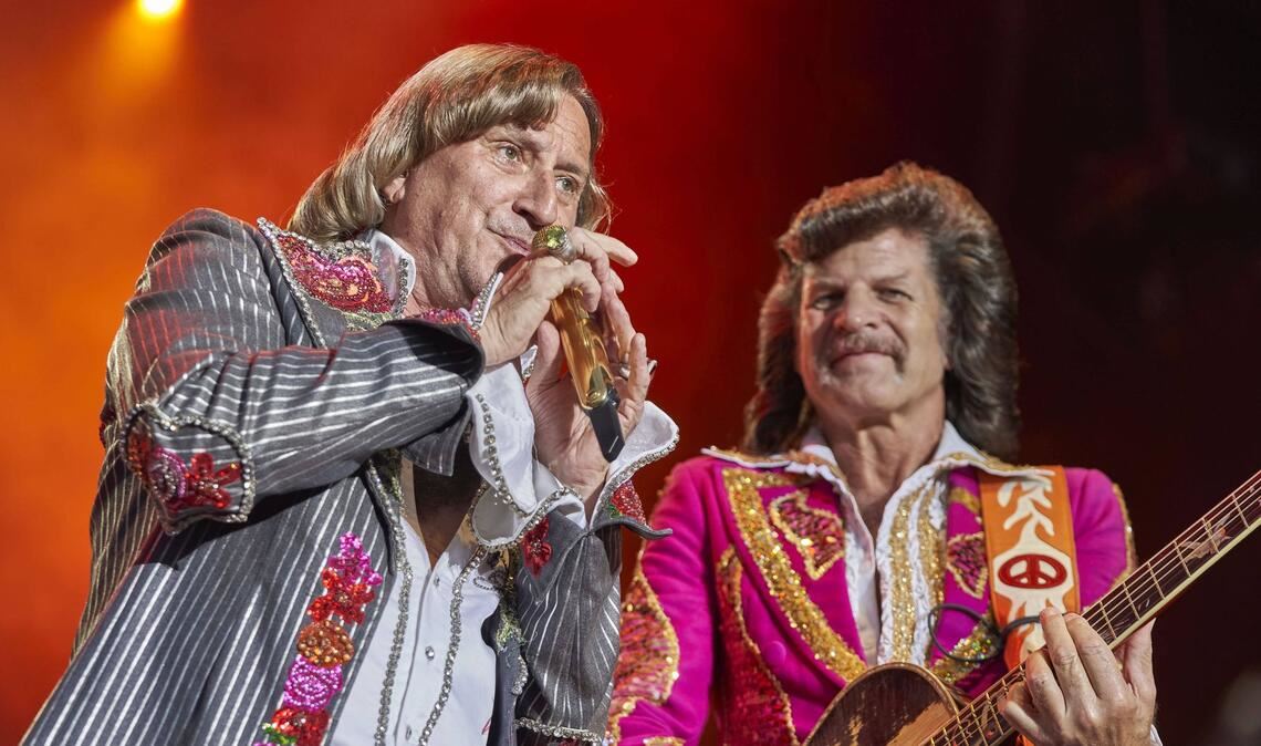 Archivbild: Dieter Thomas Kuhn (links) und Philipp Feldtkeller auf der Bühne bei einem Konzert 2024 in Hannover.