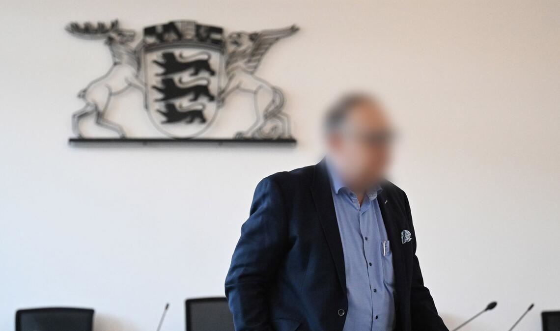 Archivbild: Einer der Angeklagten im Strafprozess nach der Pleite des Küchenherstellers Alno im Gerichtssaal.