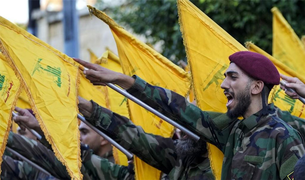Archivbild: Hisbollah-Mitglieder hissen ihre Flaggen.