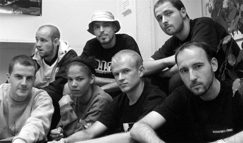 Archivbild von 1999, von oben links nach unten rechts: DJ Thomilla (Benztown),DJ Emilio (Skills en masse), Kevla (Deine Quelle), Schowi (Massive Töne), Meli (Skills en masse), DJ 5ter Ton (Massive Töne), DJ Friction (Freundeskreis).