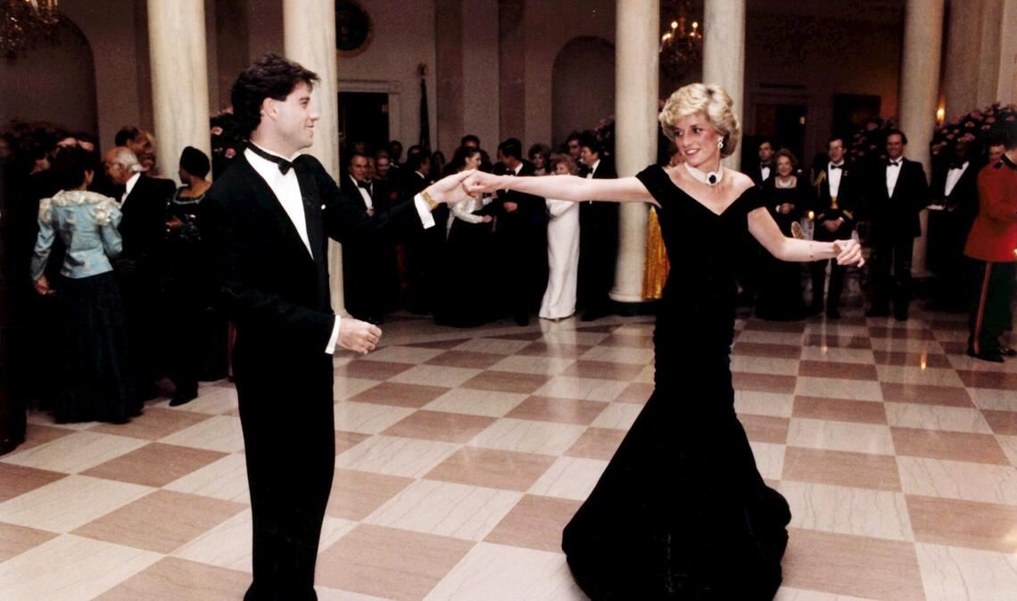 Archivfoto vom November 1985, das Diana beim Tanzen mit dem Hollywood-Schauspieler John Travolta während einer Feier im Weißen Haus im Jahr 1985 zeigt, die vom damaligen US-Präsidenten Ronald Reagan und seiner Frau Nancy ausgerichtet wurde. Das Kleid wurde 1997 für wohltätige Zwecke für 100.000 Pfund Sterling versteigert. 2013 wurde es erneut versteigert: Für 240.000 Pfund Sterling.