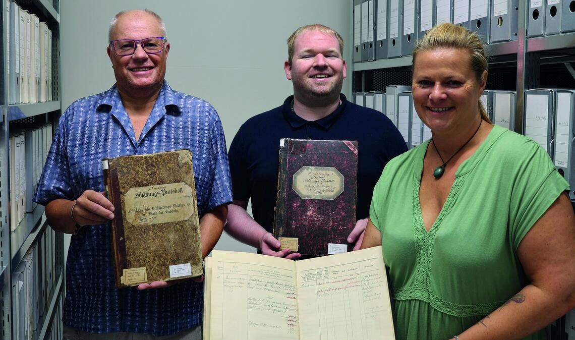 Archivleiter Konstantin Huber (li.), Simon Kretz und Nicola Ratz freuen sich auf Menschen, die sich für die Brandversicherungs-Unterlagen interessieren. Foto: Enzkreis/Sickinger