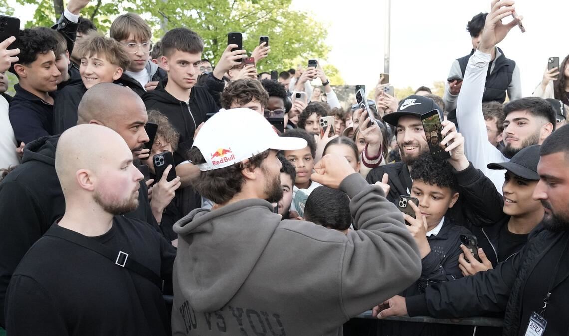Arda Saatci wurde bei seiner Ankunft in Berlin von euphorischen Fans begrüßt.