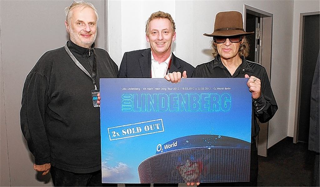 Arena-Manager Gerhard Köchel (Mitte) mit Star Udo Lindenberg (re.) und dessen Tourmanager.