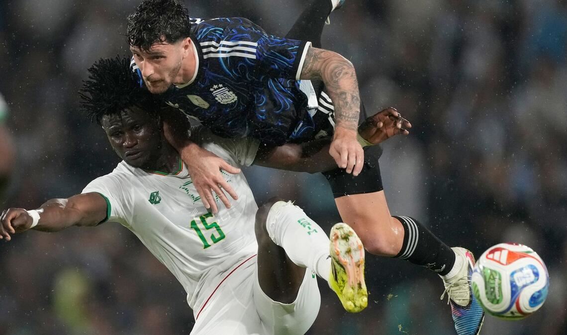 Argentiniens Marcos Senesi (r) und mauretaniens Pape Ndiaga Yade kämpfen um den Ball.