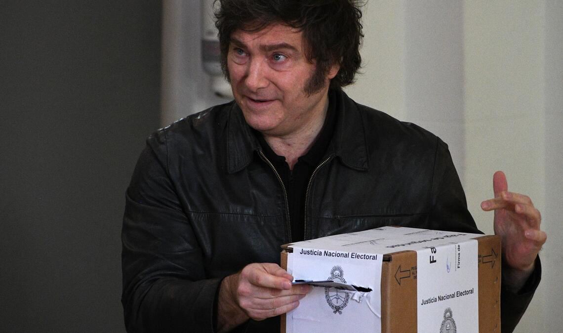 Argentiniens ultraliberaler Präsident Milei gibt seine Stimme bei den Zwischenwahlen ab.