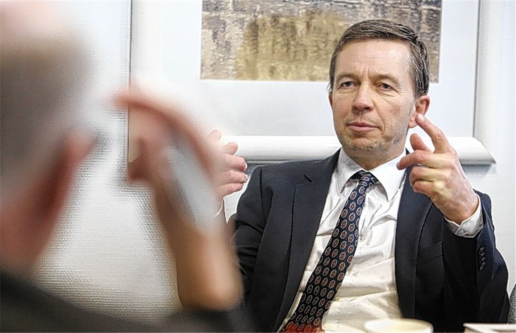 Lucke: „AfD ist getrieben von der Straße“