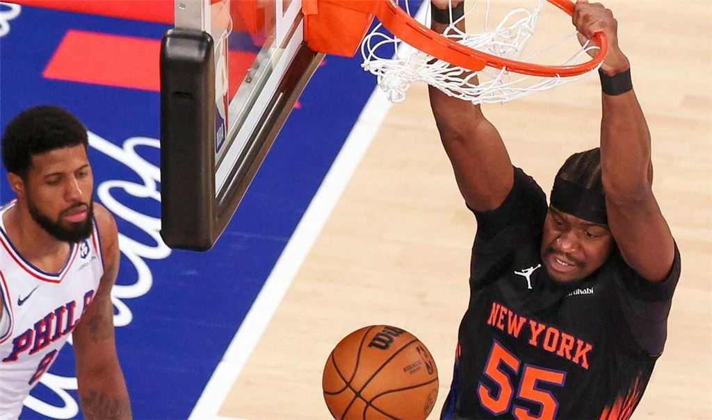 Ariel Hukporti (re.) hat mit den New York Knicks den NBA-Titel gewonnen. Als Jugendlicher spielte er bei den MHP Riesen Ludwigsburg.