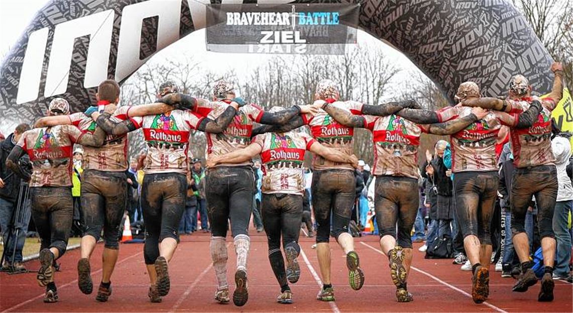 Arm in Arm wanken die Bravehearts aus Ölbronn-Dürrn und Karlsruhe ins Ziel. 24 strapaziöse Kilometer durch Schlamm und eisiges Wasser, über Geröll und wackelige Seilbrücken liegen hinter ihnen.