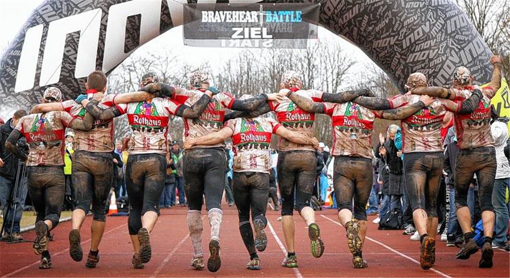 Arm in Arm wanken die Bravehearts aus Ölbronn-Dürrn und Karlsruhe ins Ziel. 24 strapaziöse Kilometer durch Schlamm und eisiges Wasser, über Geröll und wackelige Seilbrücken liegen hinter ihnen.