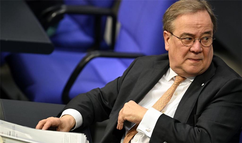 Armin Laschet im Plenarsaal des Bundestags - inzwischen trägt er eine Armstütze (Archivfoto)