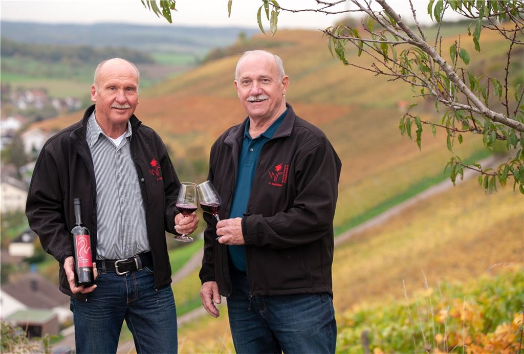 Armin Notter (li.) und Horst Steinhilper von den Weingärtnern Freudenstein-Hohenklingen stoßen in den Weinbergen von Freudenstein auf das „100 + 1“-Jubiläum an. Foto: Fotomoment