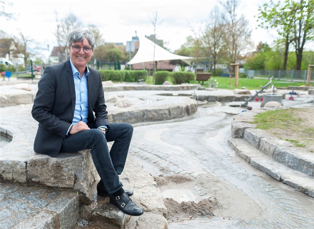 Armin Pioch am Wasserspielplatz in der Illinger Talaue. Der 57-Jährige hofft, die Wähler in Illingen für sich gewinnen zu können.Foto: Fotomoment