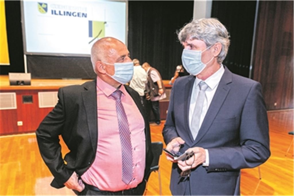 Armin Pioch (re.) im Gespräch mit Michael Thomsen. Während Thomsen für sich etwas mehr Stimmen erhofft hat, freut sich Pioch über die gute Ausgangslage nach dem ersten Wahlgang. Fotos: Fotomoment