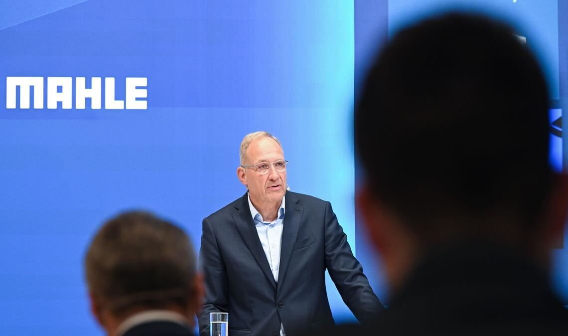 Arnd Franz, Vorsitzender der Geschäftsführung des Automobilzulieferers Mahle, spricht bei der Bilanz Pressekonferenz des Unternehmens.