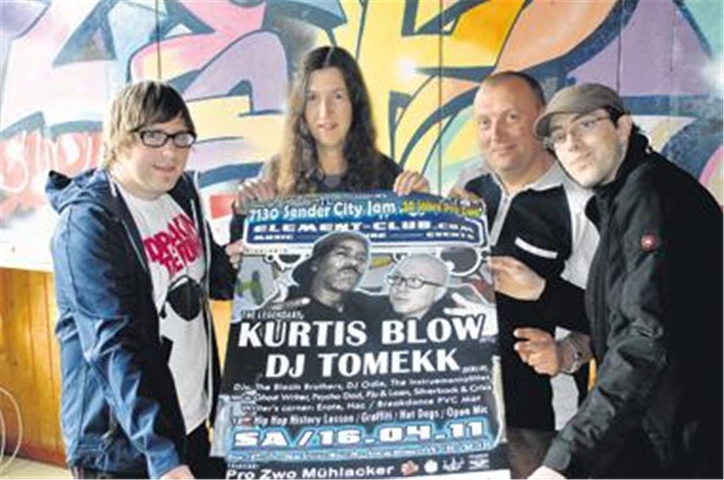 Arne Bader (v. li.), Gudrun Sauter, Viktor Hansch und Sebastian Förtsch laden zum letzten großen Mega-Event in der zu Ende gehenden Jugendhaus-Ära im Wertle ein. 
Foto: Stahlfeld