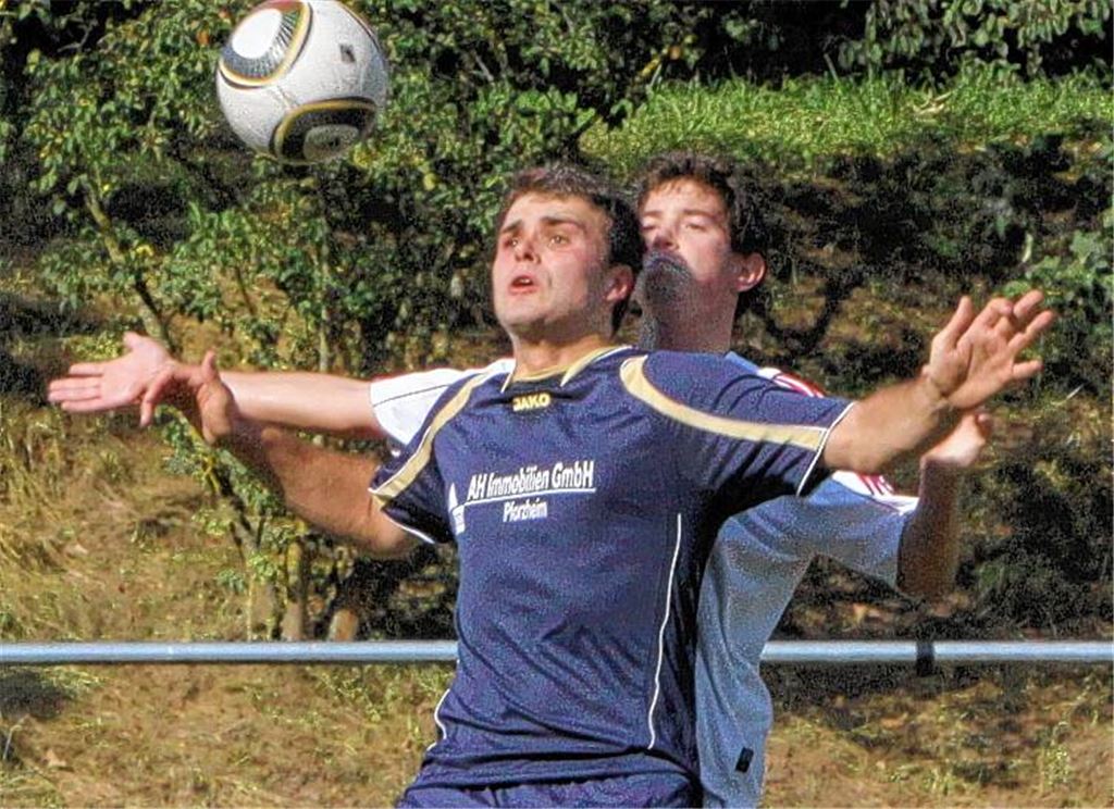 Arne Körner (in Blau) sorgt bei Phönix Lomersheim erst für Fassungslosigkeit, dann für ruhige Nerven. Foto: Eigner