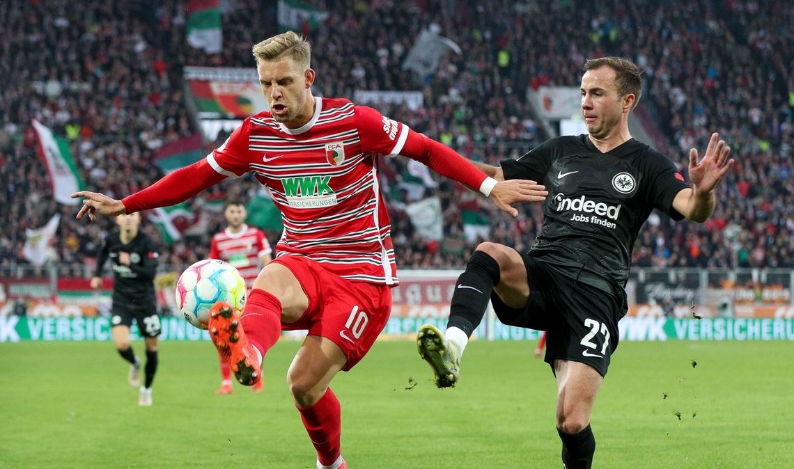 Arne Maier (l) vom FC Augsburg gegen Mario Götze von Eintracht Frankfurt.