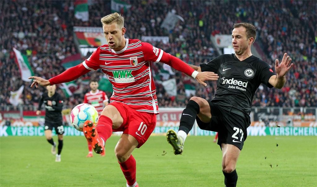 Arne Maier (l) vom FC Augsburg gegen Mario Götze von Eintracht Frankfurt.