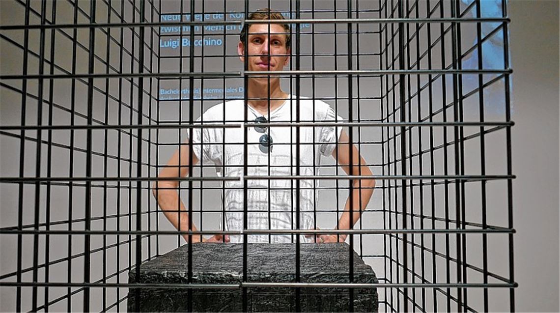 Arne Soltau mit seinem als Sammler-Vitrine dienenden „Käfig“. Fotos: Roth