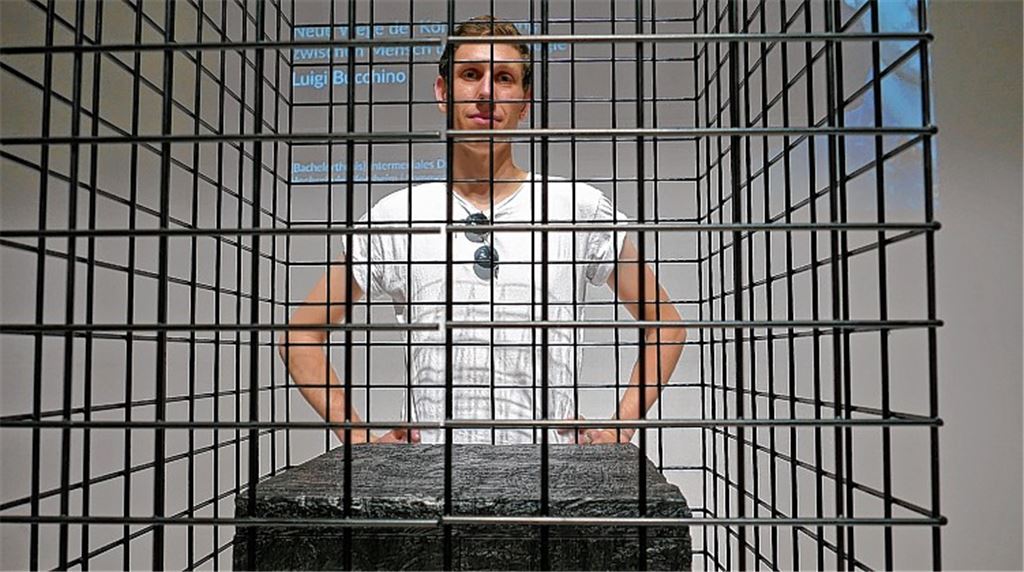 Arne Soltau mit seinem als Sammler-Vitrine dienenden „Käfig“. Fotos: Roth