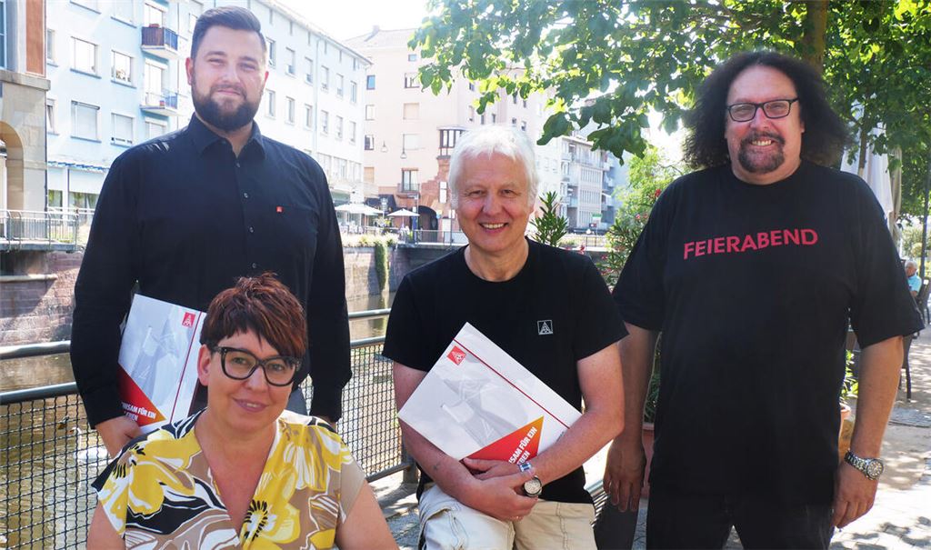 Arno Rastetter (re.) macht Feierabend und geht in den Ruhestand. Seine Verdienste um die IG Metall Pforzheim werden von Jonathan Koch, Liane Papaioannou und Martin Kolb (v.li.) gewürdigt. Foto: Friedrich