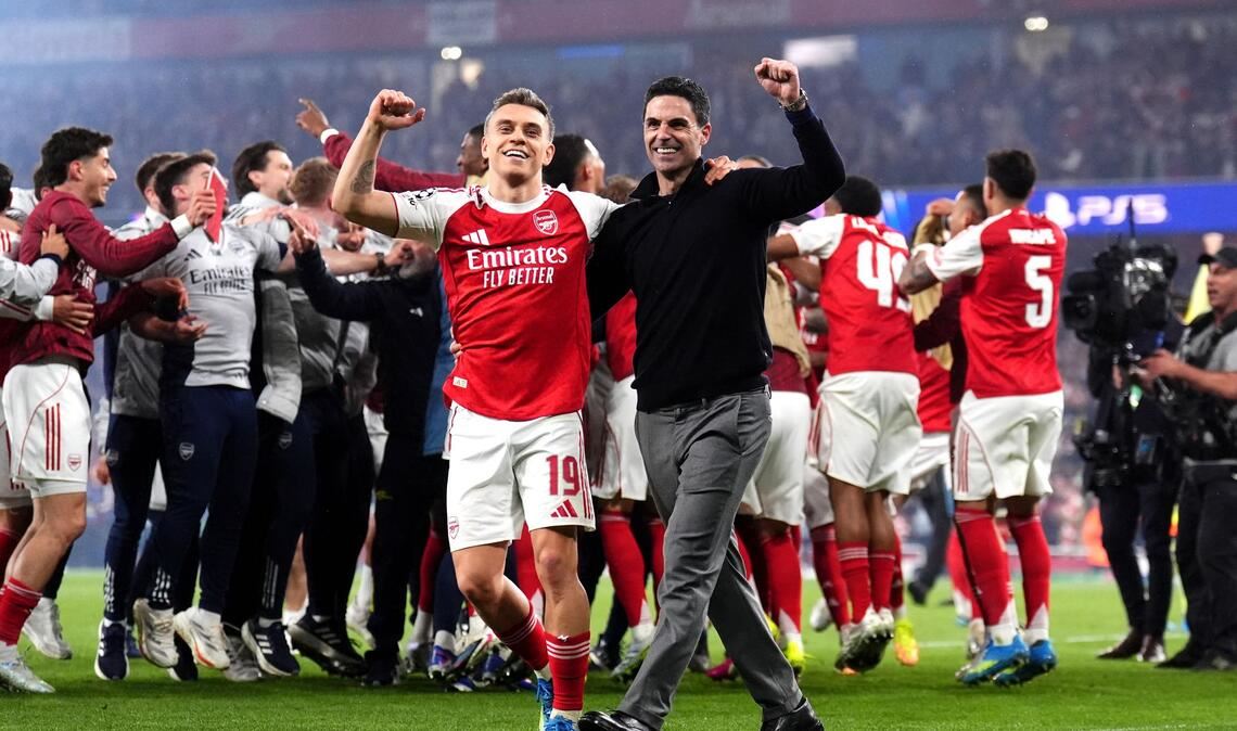 Arsenal-Coach Mikel Arteta feiert den Einzug ins Champions-League-Finale mit Leandro Trossard.