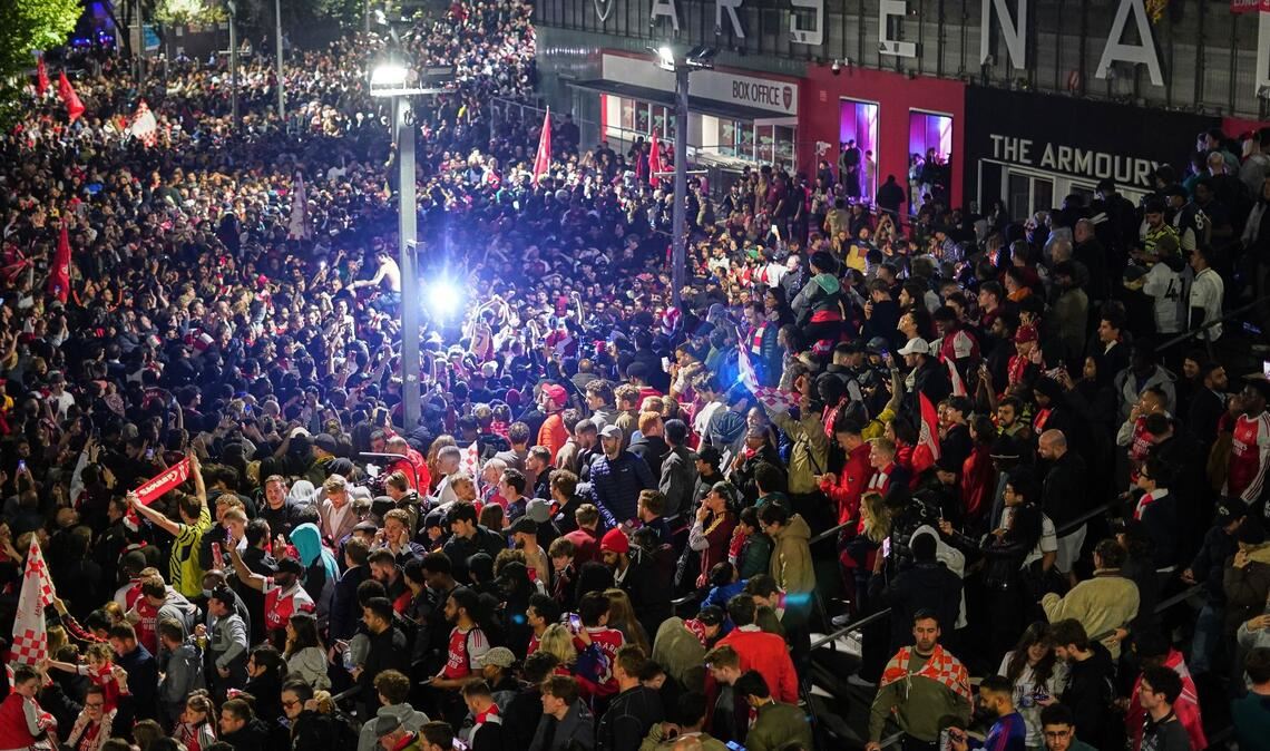 Arsenal-Fans versammeln sich am Arsenal-Stadion, um nach dem Gewinn des Premier-League-Titels durch die Fußballmannschaft von Arsenal zu feiern.