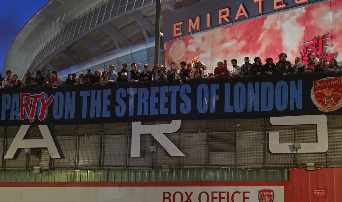 Arsenal-Fans zeigen nach dem Titelgewinn ein Banner am Stadion: "Party auf Londons Straßen"