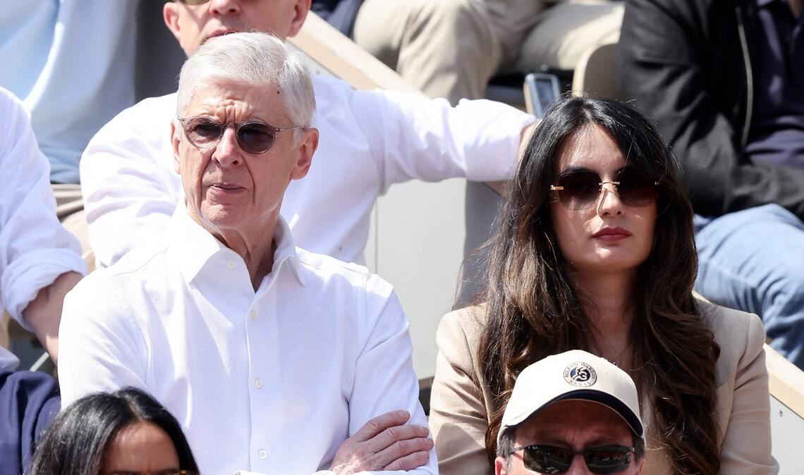 Arsène Wenger verfolgt das French-Open-Finale gemeinsam mit einer Begleitung von der Tribüne aus.