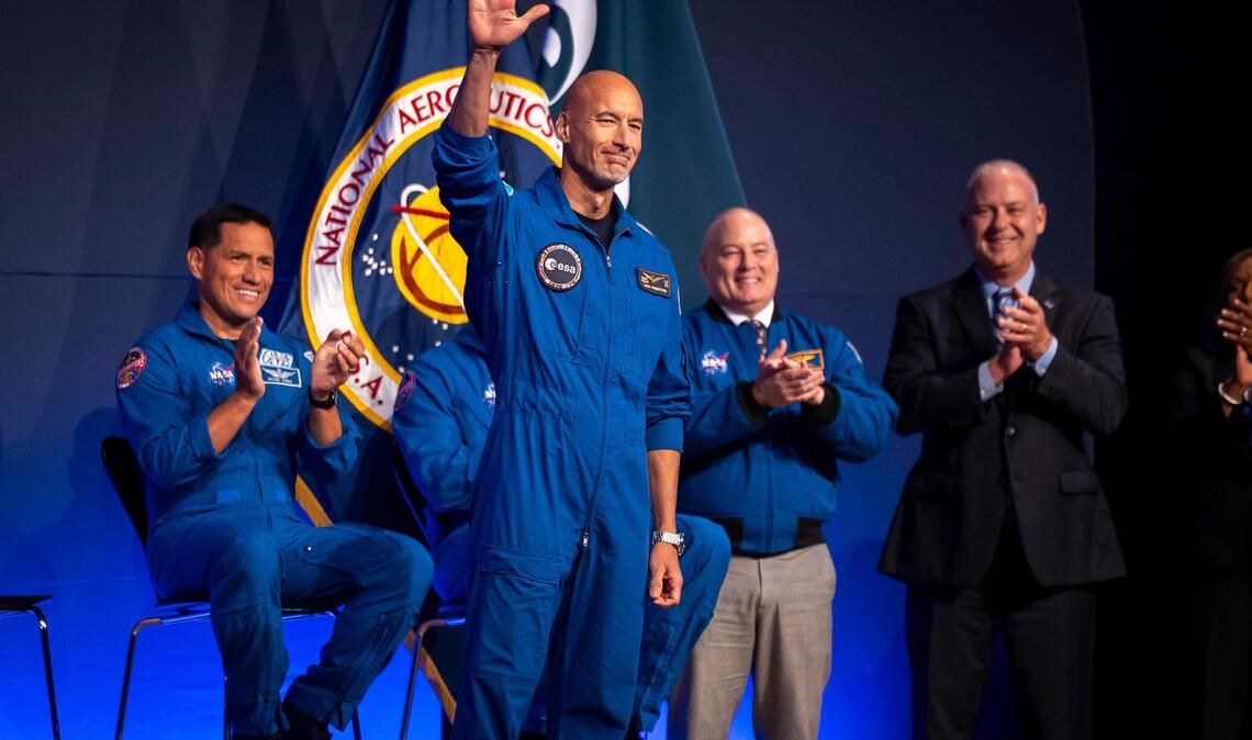 Artemis III-Besatzungsmitglied Luca Parmitano grüßt während einer Pressekonferenz im Johnson Space Center.