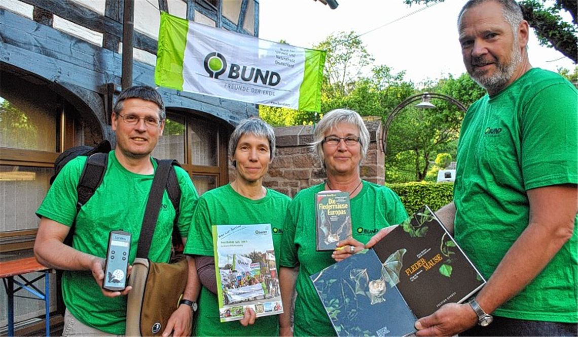 Artenschutz als oberste Priorität: Fledermaus-Experte Klaus Timmerberg (v.li), Daniela Dörr-Timmerberg (Mit-Organisatorin), Andrea Mauch-Bäuerle (zweite Vorsitzende) und Peter Wilhelm (erster Vorsitzender) des BUND-Ortsverbands Maulbronn. Fotos: Stahlfeld