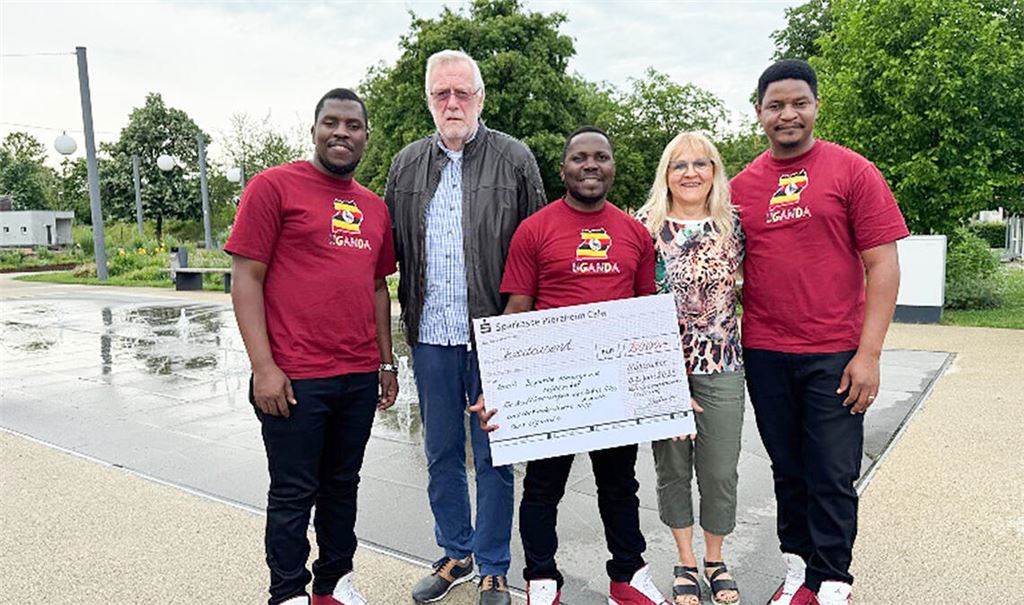 Arthur Ssenkusu (v.li.), Klaus-Peter Böhringer (Scheuermann Stiftung), Michael Seruzzi, Marion Tschätsch (Verein „Tuyumbe Mmunye Uganda“ ) und Silver Sserunkuma. Foto: privat
