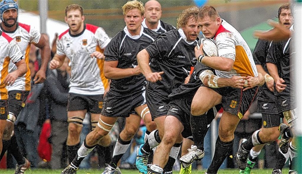 Arthur Zeiler (re. im weißen Trikot) versucht der neuseeländischen Verteidigung zu entkommen.
