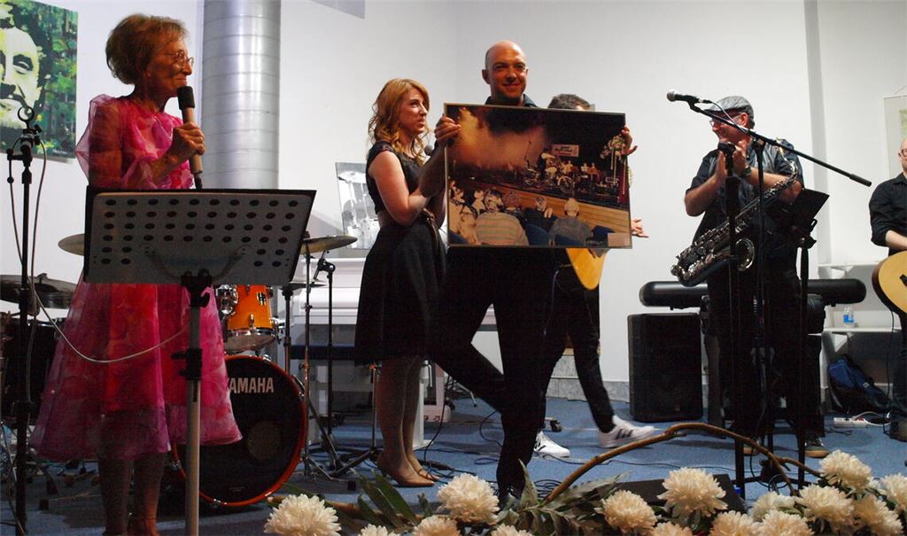 Arthus Gutmann zeigt ein Bild, auf dem sein Vater Erwin beim ersten Konzert im Mühlehof mit dem Motorrad auf die Bühne fuhr. Fotos: Filitz