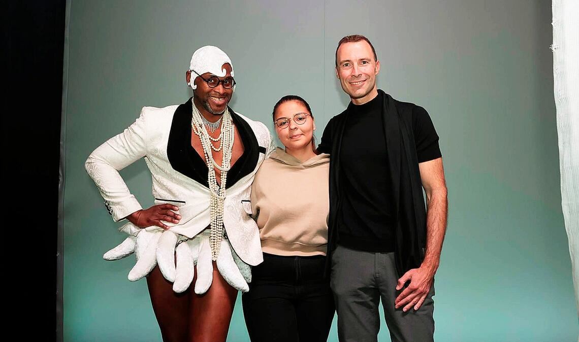 Artist Brian Scott Bagley, Melanie Bouillon, Enkelin von Josephine Baker, und Varieté-Chef Timo Steinhauer (re.)
