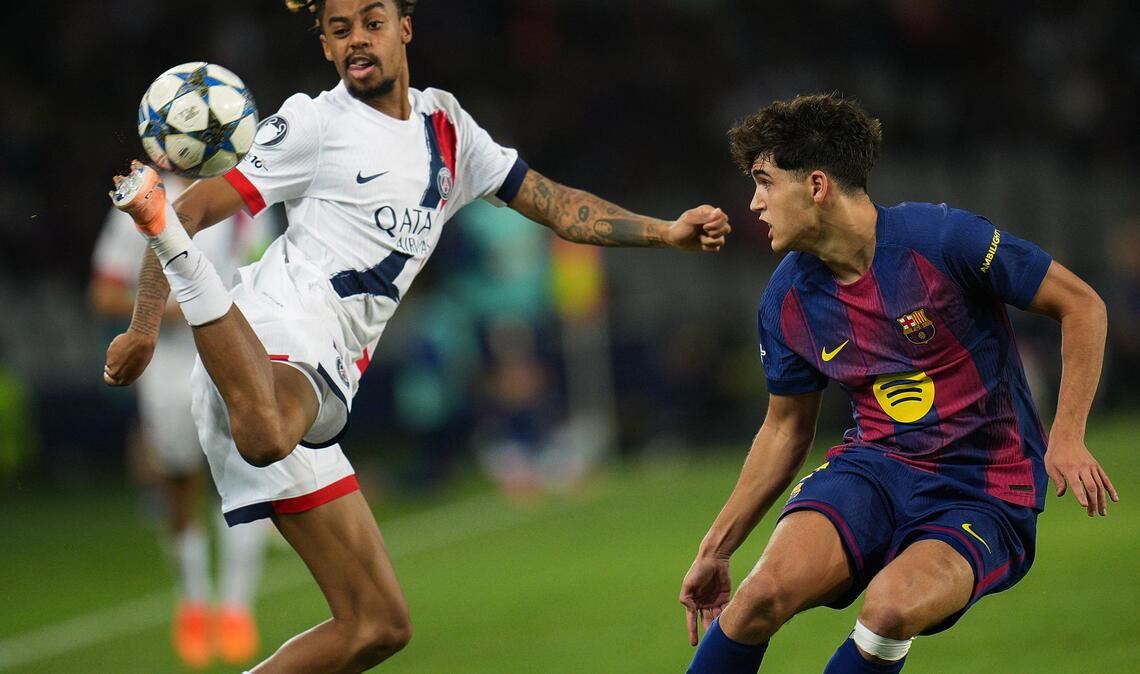 Artistisch: Bradley Barcola gewinnt mit Paris Saint-Germain verdient beim FC Barcelona.
